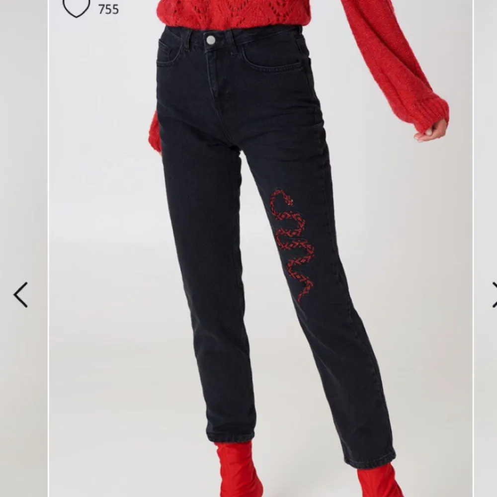 Höga byxor från NA-KD 🐍 Ingen stretch. Aldrig använd, prislapp sitter kvar. Köparen står för eventuell frakt. . Jeans & Byxor.