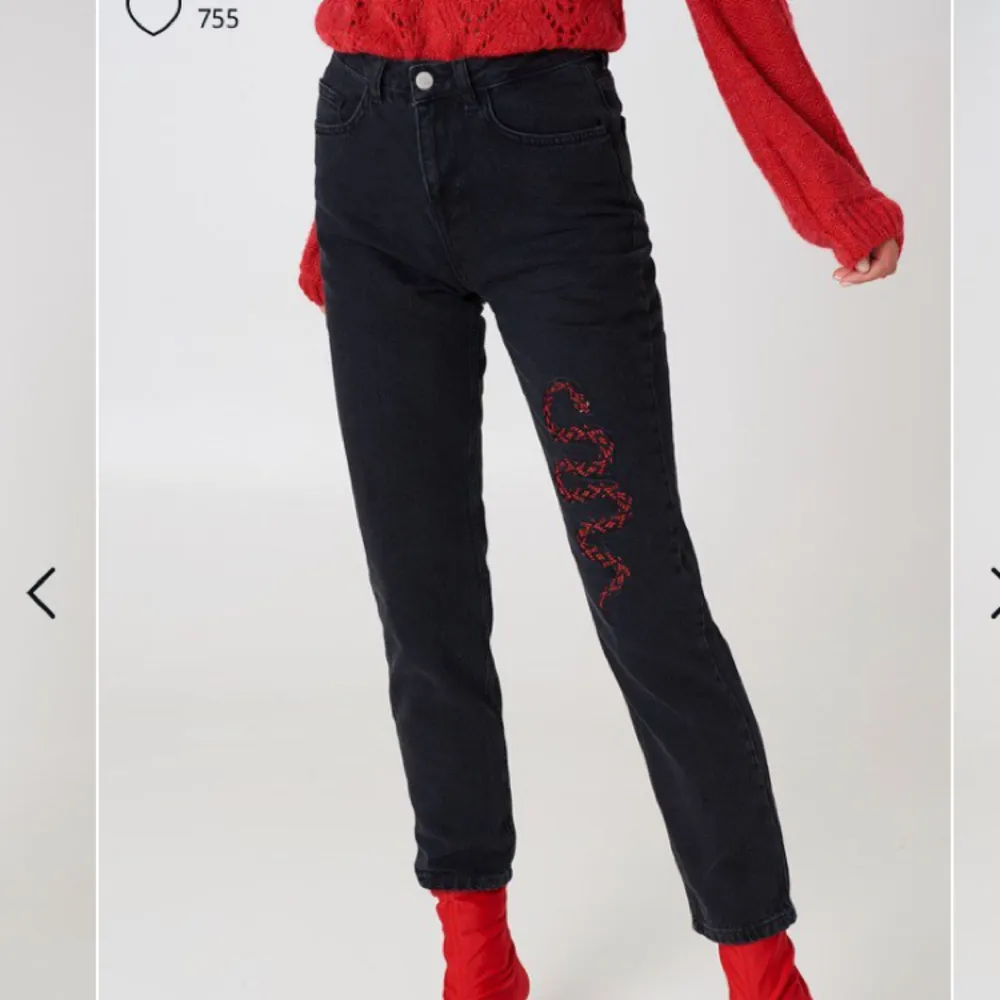 Höga byxor från NA-KD 🐍 Ingen stretch. Aldrig använd, prislapp sitter kvar. Köparen står för eventuell frakt. . Jeans & Byxor.