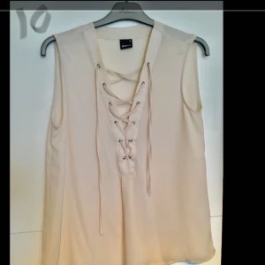  - Endast testad. Blus/topp utan armar. Jätte fin speciellt inför sommaren 