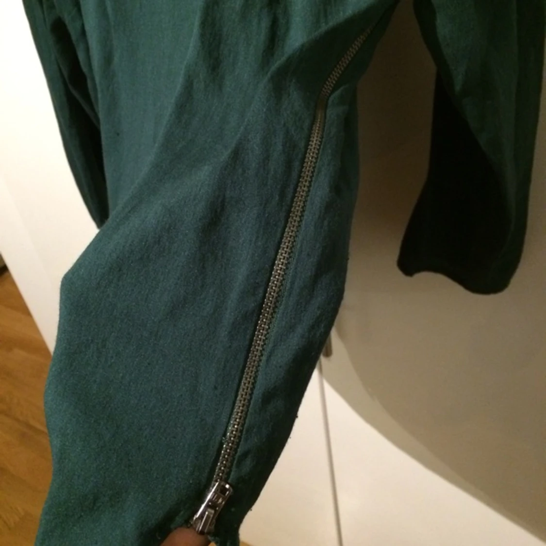 Smaragdgrön blus från Zara, sparsamt använd. Jättefina detaljer och ger snygg figur! - 1387382167