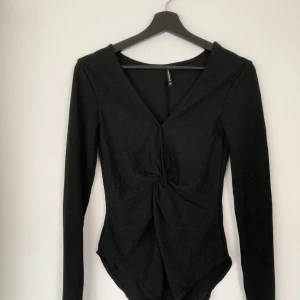  - Supersnygg party-body från Rut & Circle. Lite glittrig i materialet, stretchigt material, passar S/L också beroende på hur man vill att den ska sitta. Använd en gång