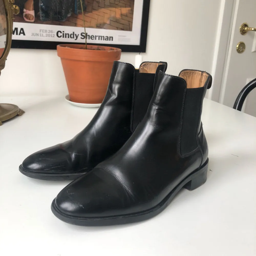 Sparsamt använda Chelsea boots från COS a/w 16.  100% läder.  Sulan är gummi förutom en liten del på hälen som är läder.  De har mestadels använts inomhus.   Normal i storleken och ganska smal.  . Skor.
