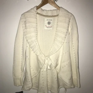 - Gullig vit kofta från Bondelid med knytning i midjan. 