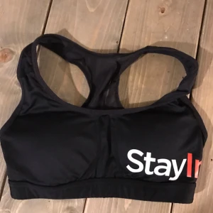  - Stay In Place Sport BH. Knappt använd få jag köpte fel storlek.   Ta gärna en titt på mina andra annonser. Samfraktar vid köp av flera plagg.   Kläderna leveras tvättade. 