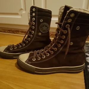  - Bruna långa fodrade converse. Sparsamt använda.  Eventuell fraktkostnad  tillkommer.