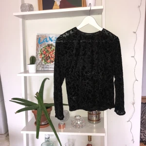  - Halvtransparent tröja köpt second hand