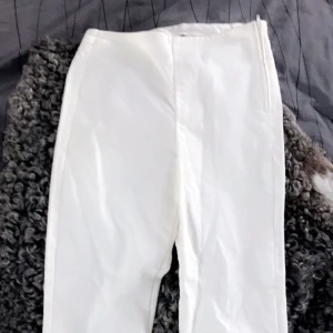  - Ett par slim fit jeans ifrån H&M. Dom är inte riktigt i jeansmaterial utan mer väldigt stretchiga jeggings, men dom sitter som ett par jeans!💘