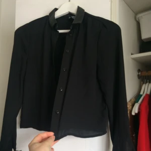  - Skjorta med skinndetaljer på kragen och ärmslutet skirt material 