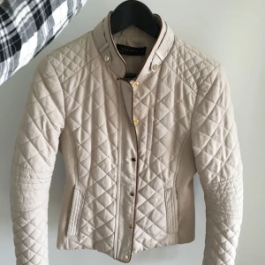 - Supersnygg quiltad jacka från zara i nyskick i storlek s. Säljer pga för liten för mig. 