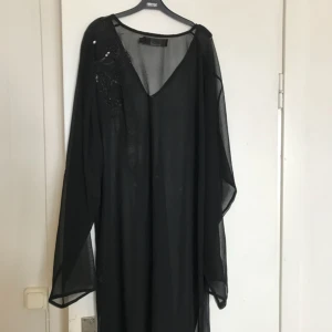  - Snygg och festlig cardigan som knappt är använd. Den är i strl XL men själv är jag en XS och har använt den som en oversized cardigan som passar hur bra som helst, så den passar för alla 😊