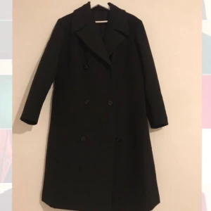  - Dubbelknäppt kappa i gediget tungt kavaj-material med foder. Osäker på storlek men skulle gissa på 38-40 eller M, då den var snäppet för stor att använda oversize för mig som är XS/34. Väldigt stilig och snygg!