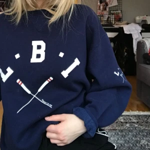  - Tjocktröja köpt second hand. Jättefint skick. Möts upp i Stockholm annars tillkommer frakt! 