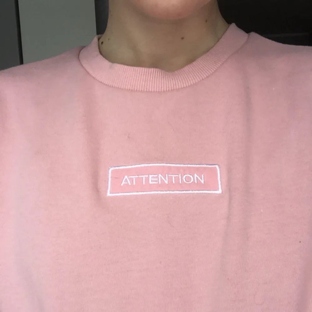 Söt rosa tröja med texten Attention! Köpt i Korea och använd alltför lite. :( Står ingen storlek men skulle gissa på S-XS. Frakt inkluderad i priset! . Hoodies.