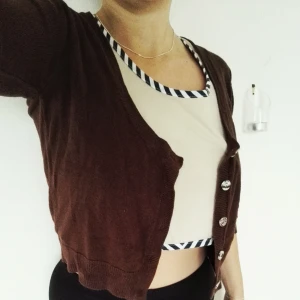  - Den perfekta korta koftan! Slutar precis vid midjan och blir därför assnygg med höga byxor eller kjolar. Skitbra basplagg som passar till allt!👌❤🎉