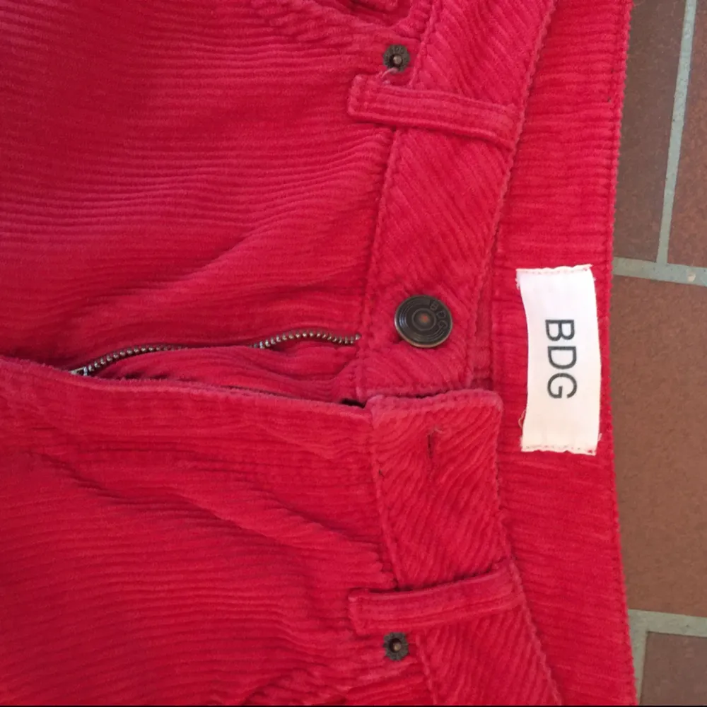 BDG cord jeans från urban outfitters. Super sköna och snygga på men lite för stora för mig. Jätte härlig röd färg, dom är aldrig använda :) . Jeans & Byxor.