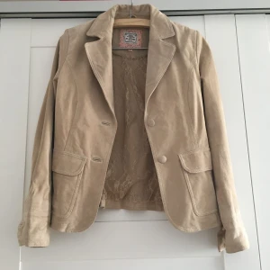  - Beige kavaj i mockatyg. Fint skick!