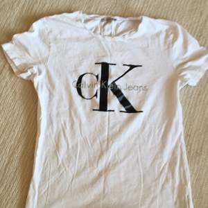 Knappt använd t-shirt från Calvin Klein. Storleken är normal och är varken stor eller liten. Frakt tillkommer om det behövs skickas.  