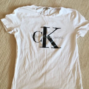  - Knappt använd t-shirt från Calvin Klein. Storleken är normal och är varken stor eller liten. Frakt tillkommer om det behövs skickas.  