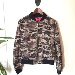  - Tunn Bomberjacka, inget varmt foder så en sommarjacka som står emot vind.  Den går att använda ut och in om man vill ha den rosa, fickor på båda sidorna och dragkedjan fungerar på båda håll. Märkt med large men jag är en medium och den sitter bra på mig! 