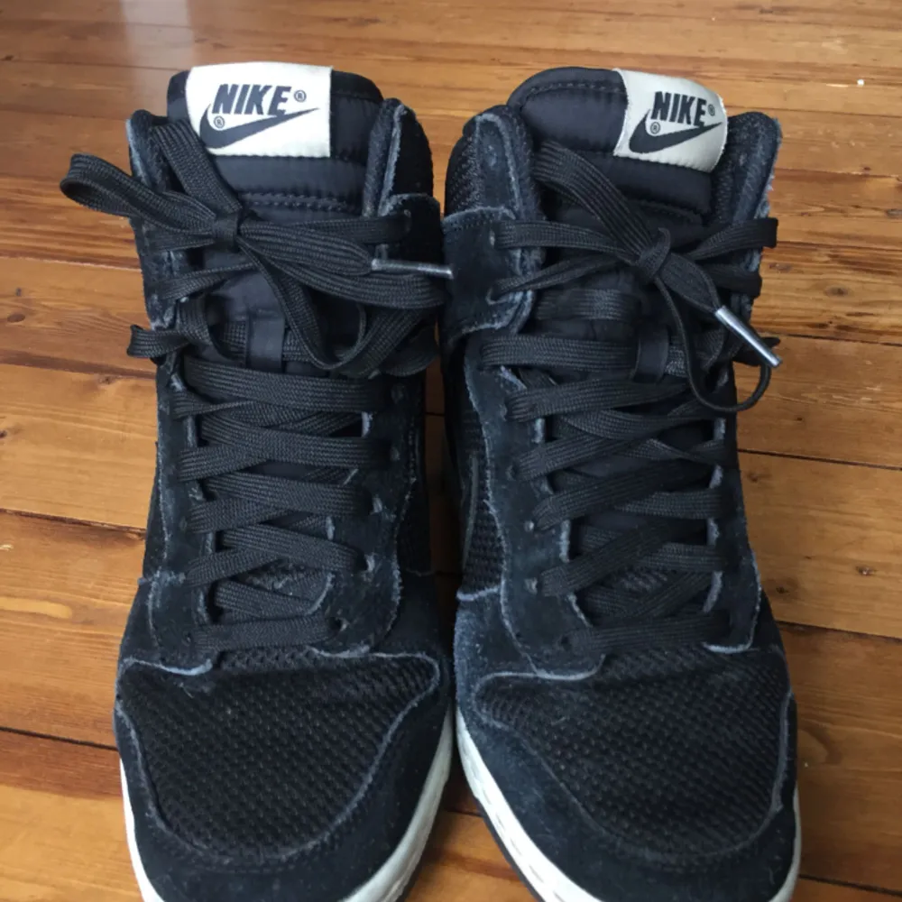 Nike sneakers i mocka med upphöjd klack i hälen. Välanvända men i gott skick. Säljes pga används för sällan. Köparen står för frakt✨. Skor.