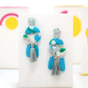 Egentillverkade örhängen. Finns i många olika färger, varje par är unikt då dom är handgjorda. 💛🧡 (Ej från h&m, var tvungen att välja märke) Det ingår två gummipluppar till baksidan av örhänget.