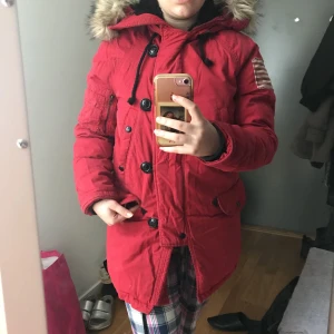  - Röd vinter jacka (använd men i bra kondition)