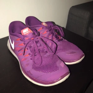  - Säljer mina Nike Free Run i lila pga att de blivit för stora. De finns i Karlstad att hämtas annars kan jag även posta dem men då står köparen för frakten och jag står inte för postens slarv. Endast swish