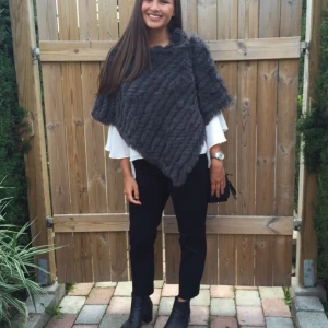  - Äkta pälsponcho köpt på miinto.se. Ser lite konstig ut på andra bilden men hade blixt på, den första bilden visar hur den ser ut! Frakt tillkommer