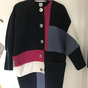  - Färgglad vårjacka / kappa i filtliknande material. Köpt i second hand butik i Köpenhamn. Skriv för fler bilder. 