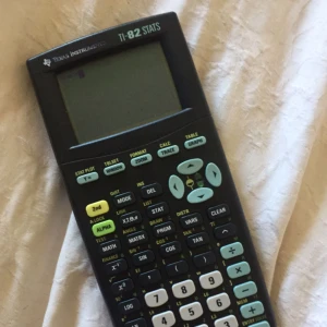  - TEXAS INSTRUMENTS 82 GRAF-KALKYLATOR Använd i två år men i fullt fungerande och bra skick!  Funkar perfekt ända upp till Matte 5 kurs, har alla funktioner som krävs. 