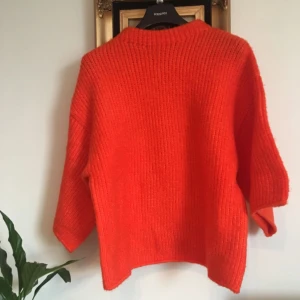  - Mysig stickad kofta från Monki! Trekvartsärmad i fin orange färg. Frakt ingår i priset 😋