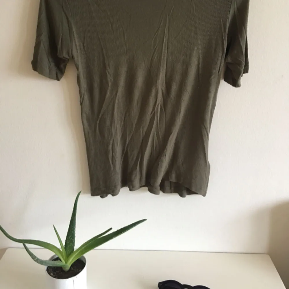 Sååå skön tröja från carlings i olivgrön färg. Ribbat tunt material. . T-shirts.