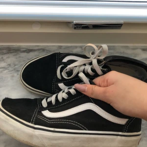  - Sneakers från Vans. Använda och säljs därför till det billiga priset. Storlek 38