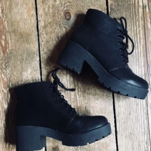  - Kängor med klack från dinsko. Aldrig använda. Möts upp i centrala Stockholm annars tillkommer frakt 🌸