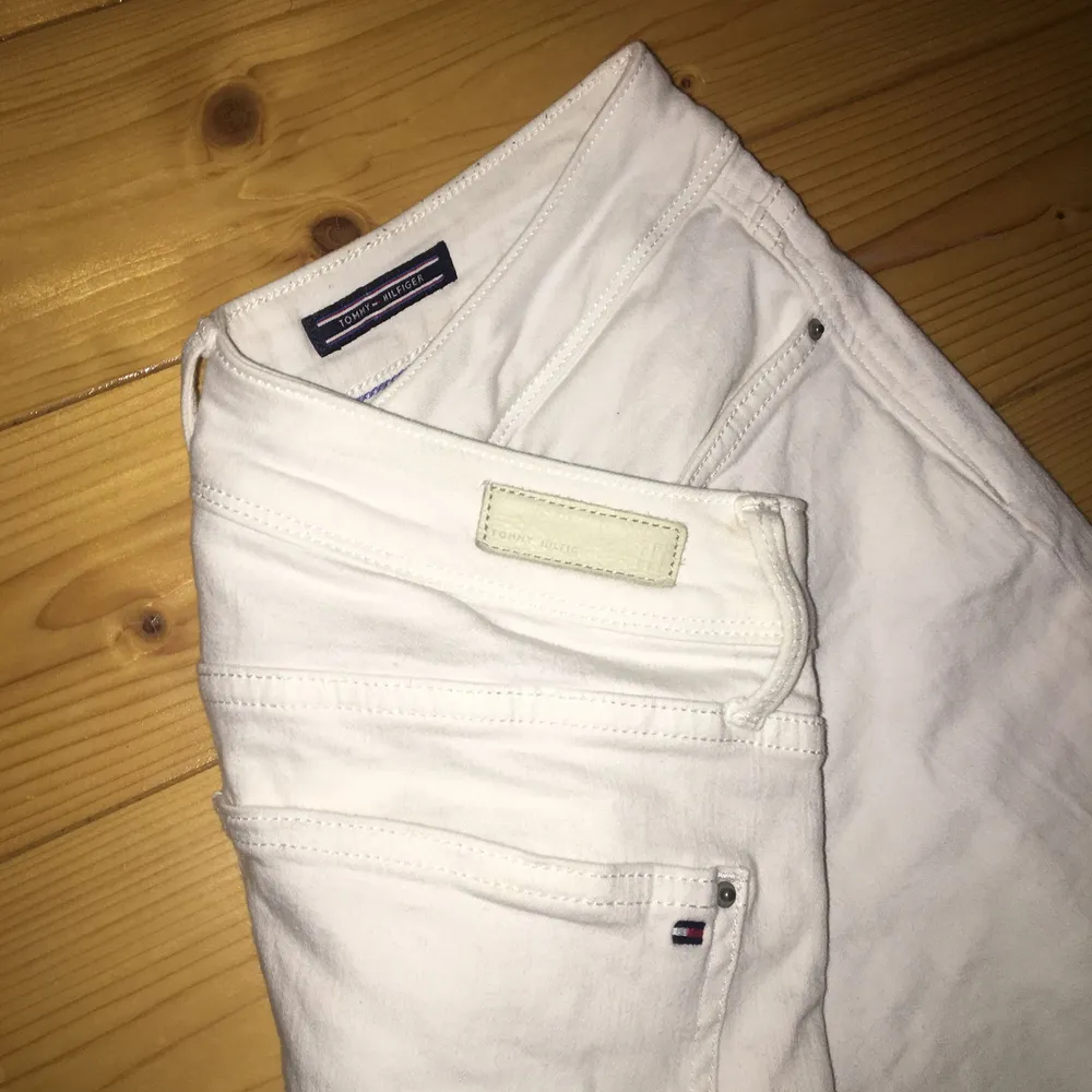 Tommy Hilfiger flare jeans vita, provade en gång säljer pga för stora , nypris 1300, är inte omöjlig med pris sänkning. Jeans & Byxor.