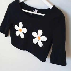  - Croptop med blommor på brösten🌼🌼köpare står för frakt!