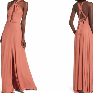  - Klänning från Nordstrom, tänkt som balklänning men var tyvärr lite för liten uppe på mig. Helt ny och endast provad. Färgen stämmer mest överens med bild nr2 men är finast irl! Vill ni veta mer så skriv! Köparen står för frakt 🥂