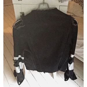  - Cool jeansjacka ifrån Asos. Schysst bikerfeeling. Använd 1 gång.  Jag kan mötas upp i Göteborg men kan även skicka varan, men då står köparen för frakten.  Säljer MASSOR av grejer nu så kika gärna in på vad jag mer säljer! 🌸  Förlåt för dåliga bilder! Min kamera har svårt att fokusera så har använt framkameran på mobilen på vissa bilder! 