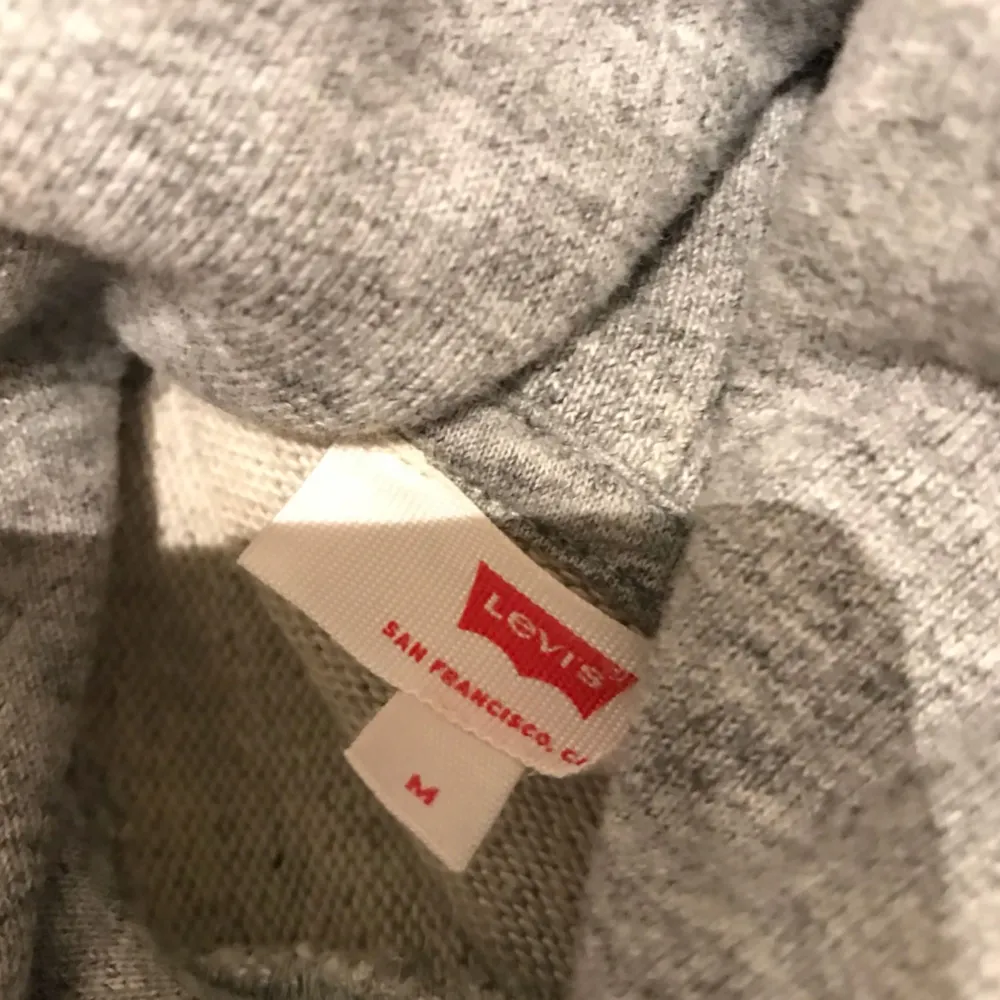 Levi’s hoodie, storlek M, köpt här på plick men sitter inte som jag vill så säljer vidare. (SÄNKT PRIS, hade den uppe för 250 men säljer nu för 200). Hoodies.