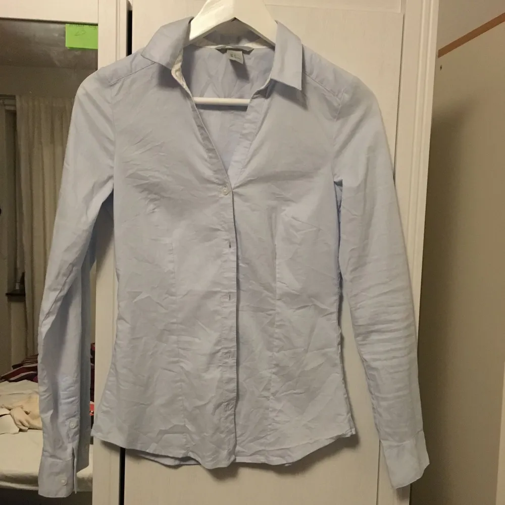 Snygg himmelsblå/vit figursydd skjorta från Hm som tyvärr inte passar mig längre. Köparen står för eventuell fraktkostnad :). Skjortor.