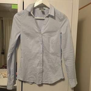 Snygg himmelsblå/vit figursydd skjorta från Hm som tyvärr inte passar mig längre. Köparen står för eventuell fraktkostnad :)