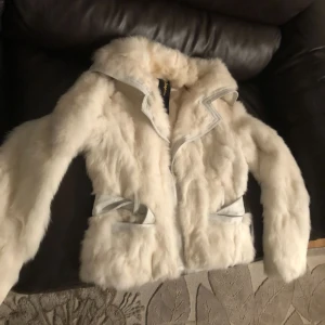  - Säljer en fin kaninpäls jacka, bra skick ✨