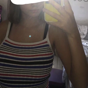  - En randig croptop som inte är min stil längre😊 Använt den ett par gånger men är i perfekt skick. Det är en S men skulle även passa en XS och kanske en M