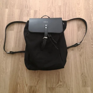  - Sjukt snygg ryggsäck från Sandqvist, modellen heter Alva och den är svart, i superfint skick då den aldrig har använts utomhus. Passa på att fynda, nypris 1900kr Eventuell frakt betalas av köparen😘❤️🔥