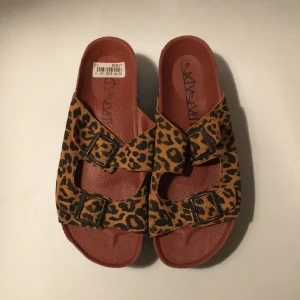  - Sparsamt använda lädersandaler från märket Sixtyseven 