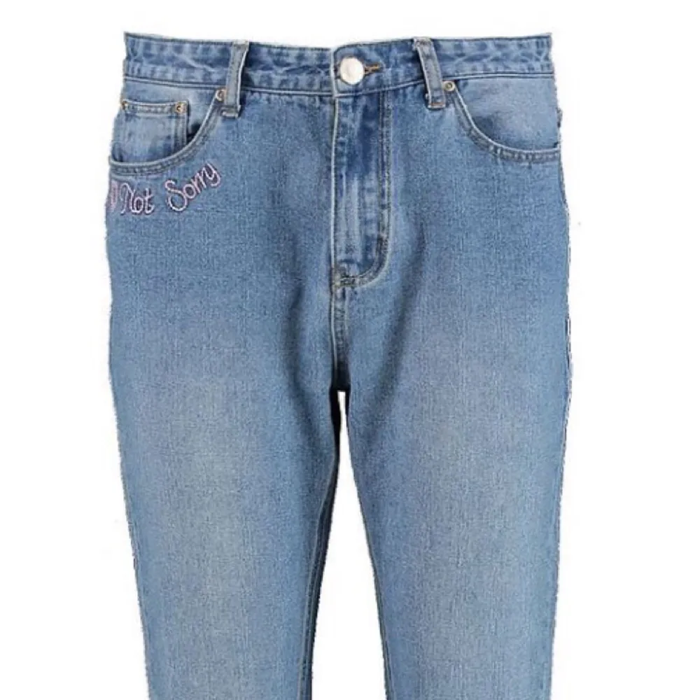 Ett par jättefina highwaisted mom jeans från boohoo som aldrig är använda endast provade en gång. Skickades efter i somras men passade tyvärr inte ☹️ skicka meddelande om du vill ha andra bilder då dessa är tagna direkt från boohoos sida (priset kan diskuteras). Jeans & Byxor.