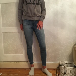  - Ett part Jeggings från abercrombie and fitch som enbart använts 1 gång! Köptes för 600 och säljs för 35"! Priset kan diskuteras. Extremt bekväma och böjbara, används inte pga det inte är min stil. Ganska high wasted.