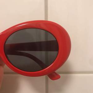 Röda Ovala glasögon, frakt inkluderat i priset