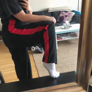  - Vida byxor med röd rand längs båda byxbenen! Aldrig använda 💃🏽 Köparen betalar för frakt 🗣