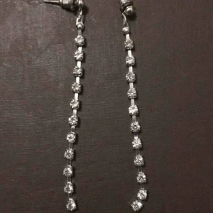  - Säljer den här örhängen aldrig använd 15:- annars bud